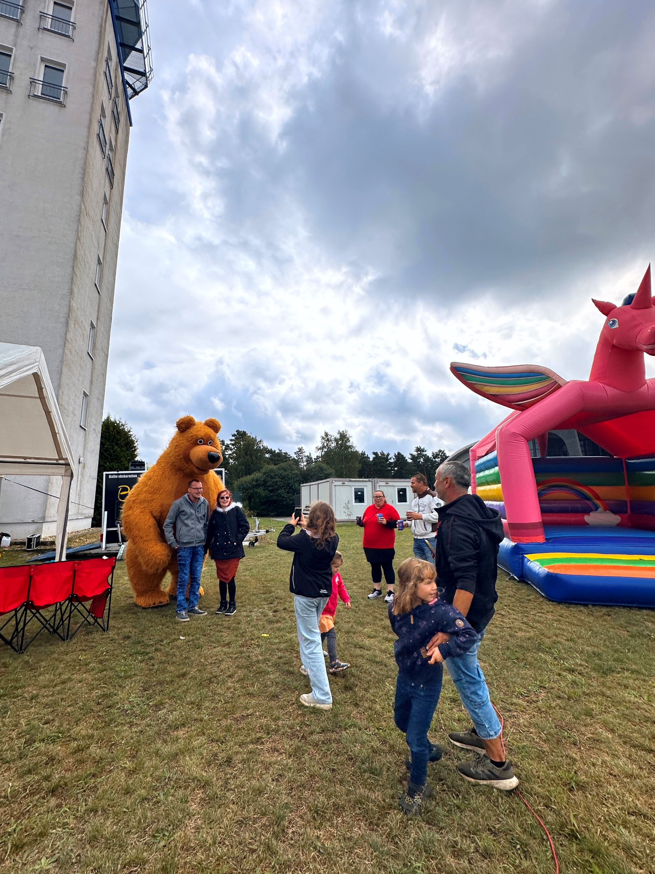 Familienprogramm mit Herz: Maskottchen, Hüpfburg und Spielstationen sorgten dafür, dass auch die jüngsten Gäste beim Bürgerinformationstag voll auf ihre Kosten kamen | BERLINboxx